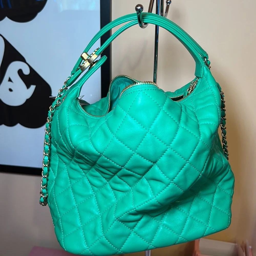 AUTHENTIC Chanel Hobo bag in vibrant Green - Picture 1 of 8